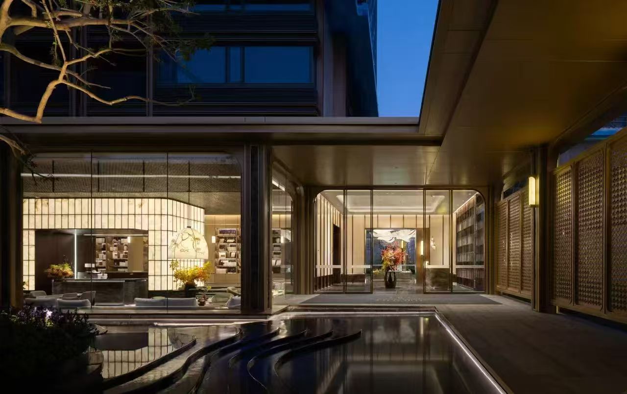 Customized light-transmitting curtain walls